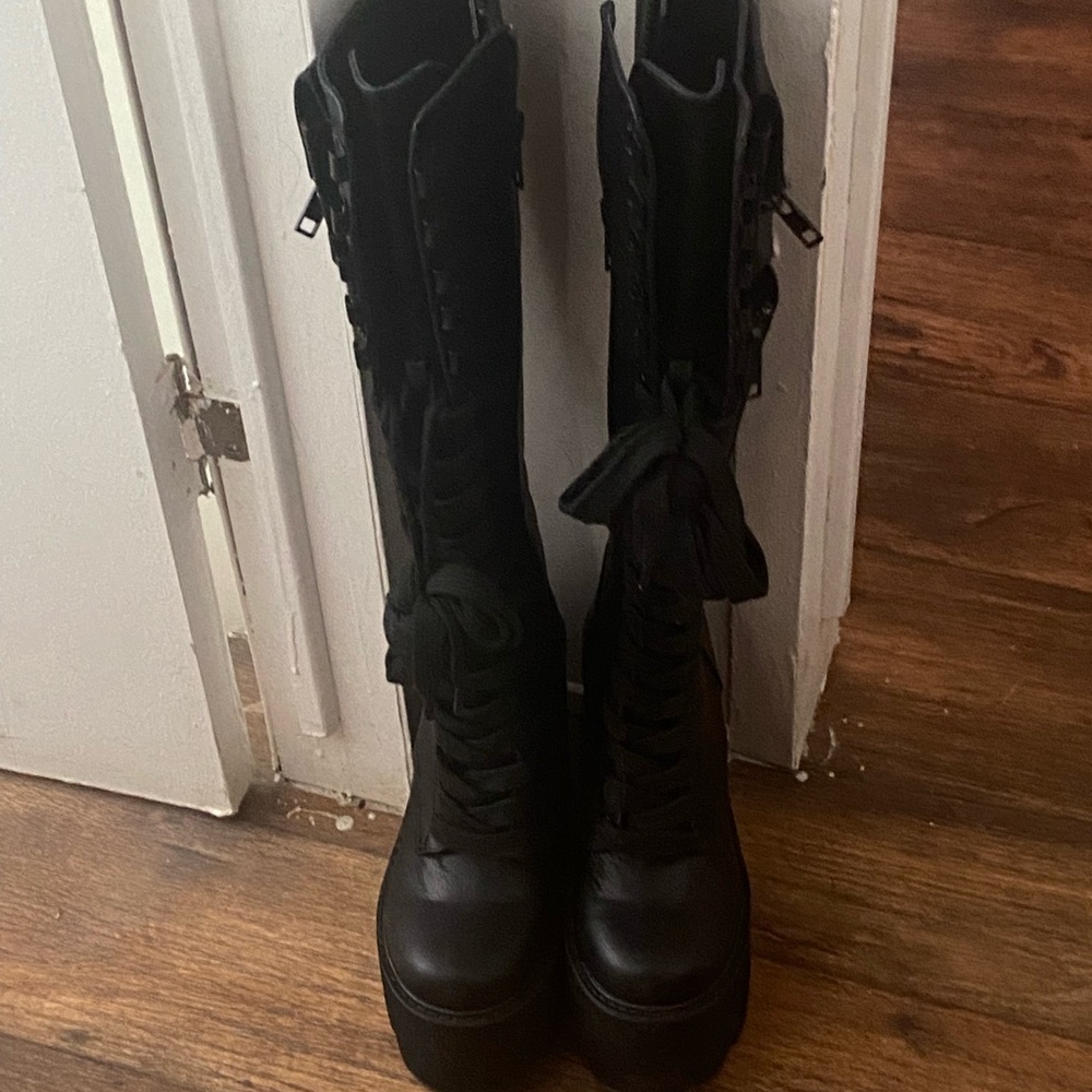 Chic Black Lace-Up Platform Boots